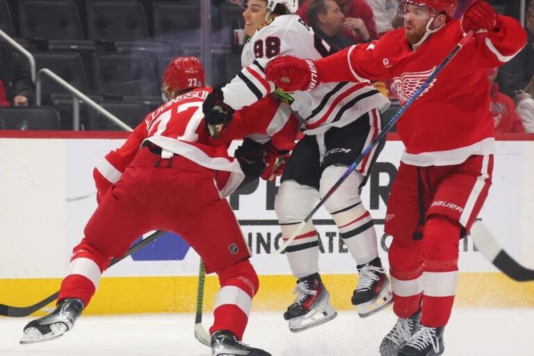 Red Wings Extend Winning Streak to Six with 5-3 Victory Over Blackhawks